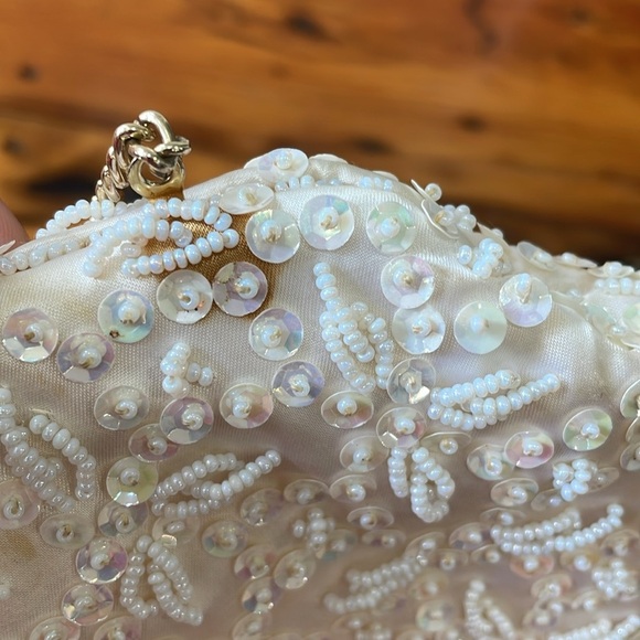 White beaded clutch by Debbie division of John wind Imports made in Hong Kong - Picture 3 of 12